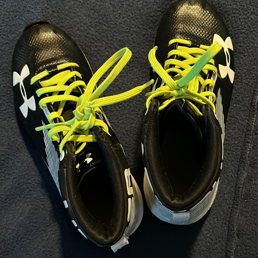 Under Armour high top baseball cleats youth 3.5